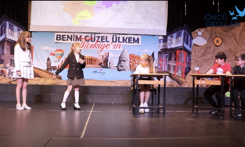 Öncü Okulları üçüncü sınıf öğrencileri,