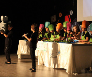 ÖNCÜ SAHNESİ PERDELERİNİ 3. SINIFLAR İÇİN AÇTI