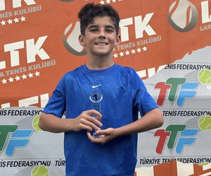 5.sınıf öğrencimiz Emir Güven, Antalya Lara Tenis Akademi’de düzenlenen Türkiye Tenis Federasyonu 8-9-10 Yaş Yaz Kupası 10 yaş kategorisinde Türkiye 1.si olmuştur,