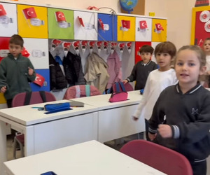 Özlüce 1. sınıf öğrencilerimiz, 101. Cumhuriyet Bayramımızda Atatürk’ü anıyor