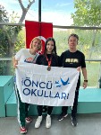 🏆 Nilüfer Uluslararası Spor Şenlikleri kapsamında düzenlenen Yüzme Yarışlarına 65 okul ve 670 sporcunun katılımıyla gerçekleşen büyük organizasyonda 3 takımla yer aldık ve 3 birincilik kupası kazandık!