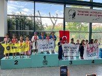 🏆 Nilüfer Uluslararası Spor Şenlikleri kapsamında düzenlenen Yüzme Yarışlarına 65 okul ve 670 sporcunun katılımıyla gerçekleşen büyük organizasyonda 3 takımla yer aldık ve 3 birincilik kupası kazandık!