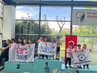 🏆 Nilüfer Uluslararası Spor Şenlikleri kapsamında düzenlenen Yüzme Yarışlarına 65 okul ve 670 sporcunun katılımıyla gerçekleşen büyük organizasyonda 3 takımla yer aldık ve 3 birincilik kupası kazandık!