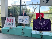 🏆 Nilüfer Uluslararası Spor Şenlikleri kapsamında düzenlenen Yüzme Yarışlarına 65 okul ve 670 sporcunun katılımıyla gerçekleşen büyük organizasyonda 3 takımla yer aldık ve 3 birincilik kupası kazandık!