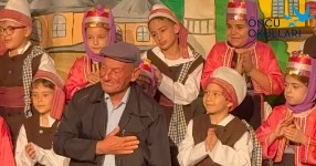 🎭 2. Sınıf Öğrencilerimiz Sahnede Devleşti! 📍 “Bursa Seyahatnamesi” adlı gösterimizde minik yıldızlarımız, bizleri şehrimizin tarih kokan sokaklarında unutulmaz bir yolculuğa çıkardı.