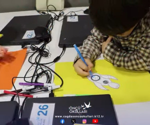 Hayal Gücünden Uzaya: 1. Sınıfların Işıklı Uzay Mekiği Projesi!