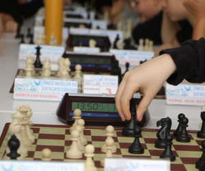 Çağdaş Öncü Okulları’nda “Öncü Nesiller ile Ataya Saygı Satranç Turnuvası” Düzenlendi